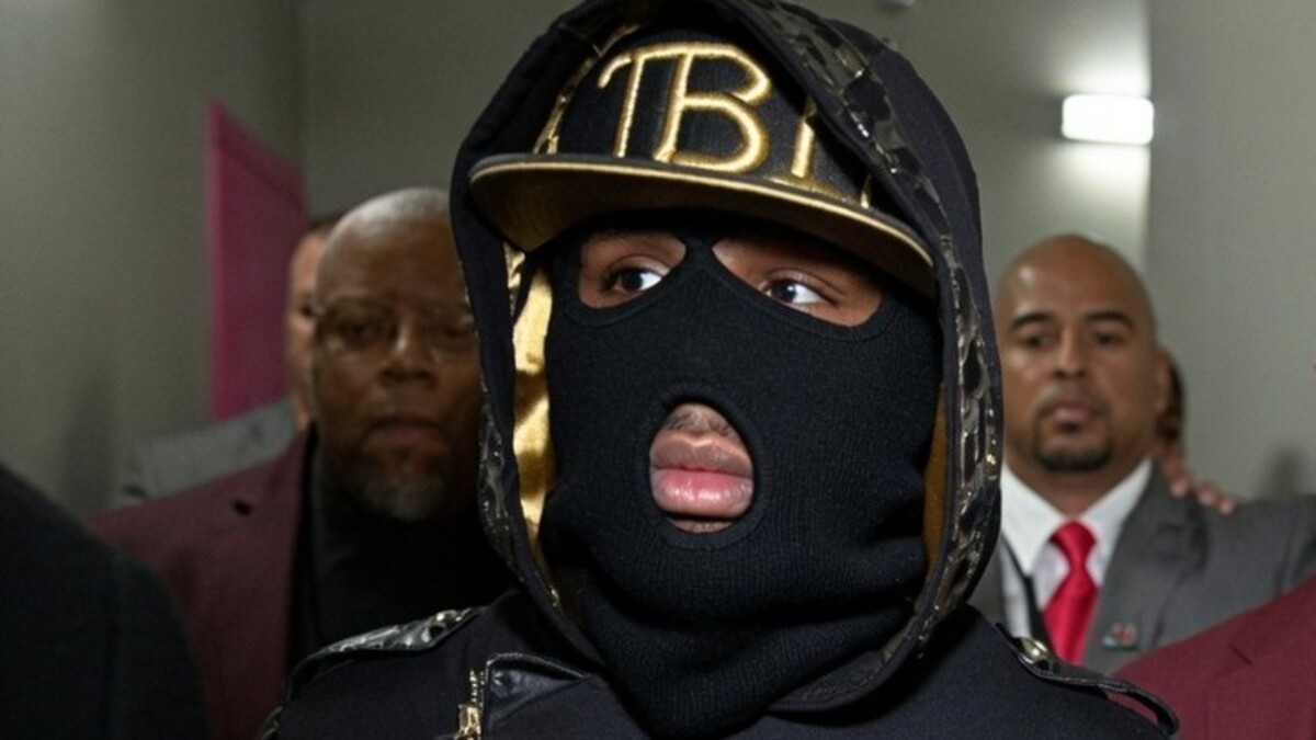 Floyd Mayweather wears a black balaclava and TBE cap during his ring walk for the Conor McGregor fight in 2017
