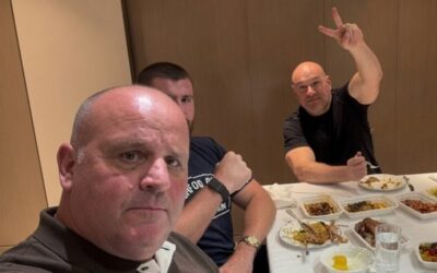 Dana White frotte le nez d'Eddie Hearn avec une signature poids lourd