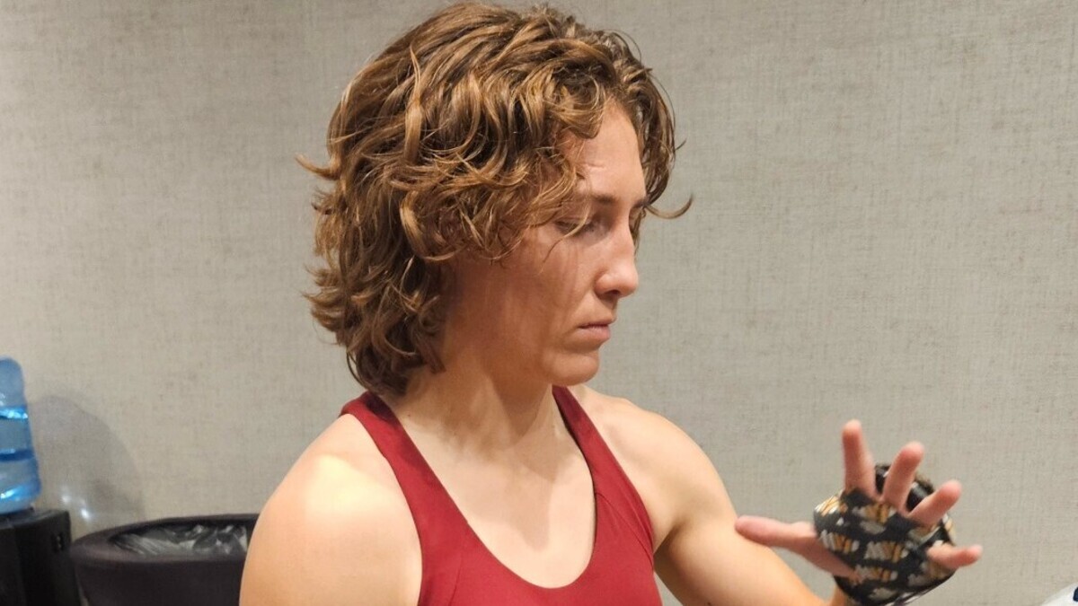 Hannah Rapp prepares for training before her WBC featherweight title challenge against Tiara Brown