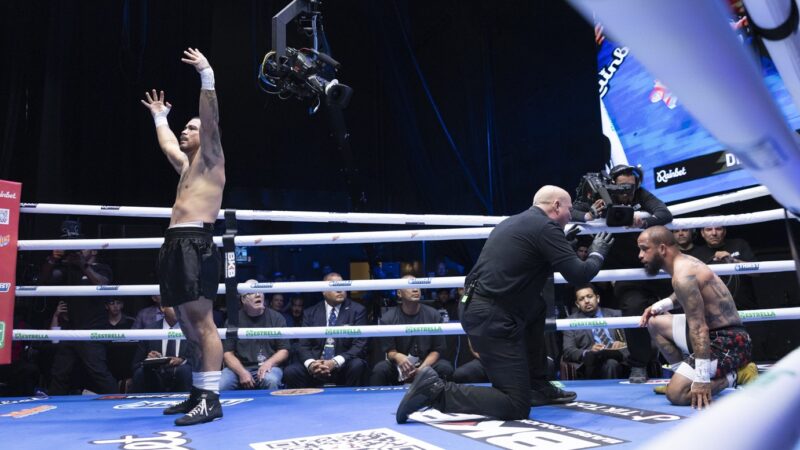 JoJo Diaz célèbre après avoir arrêté Nate Williams avec un KO au premier tour lors de ses débuts au BKB à Los Angeles