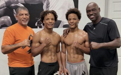 Des millions de personnes ont regardé des jumeaux de boxe lorsqu'ils étaient enfants. Maintenant, ils s'entraînent avec des légendes