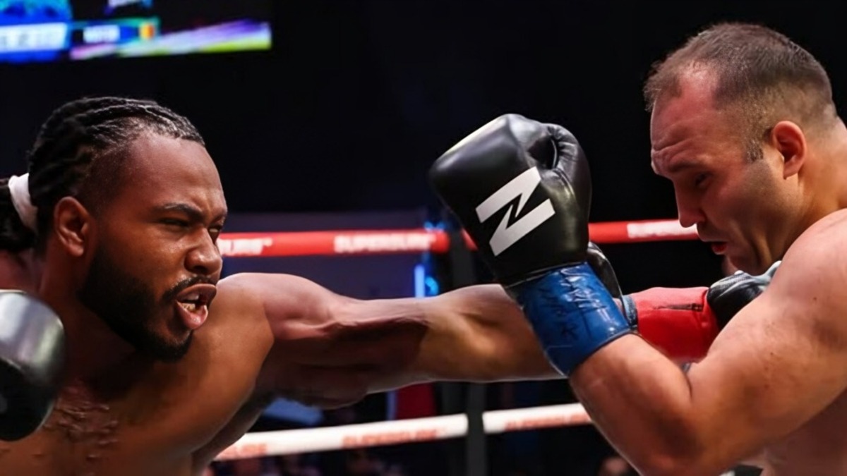 Kashaun Davis lands a left hand on Mihai Nistor during their heavyweight bout at Zuffa Boxing 09 in New York, where Davis won a unanimous decision