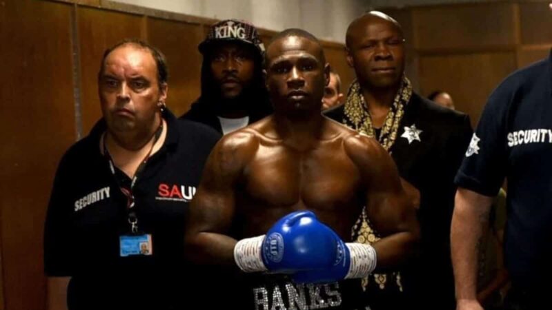 Chris Eubank et son fils Nathanael Wilson se dirigent vers le ring pour un combat