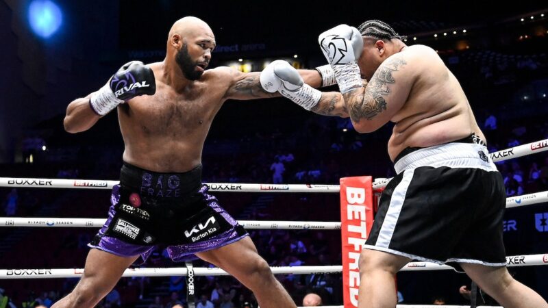 Frazer Clarke donne un coup de poing à Lamah Griggs lors de leur combat des poids lourds à Leeds