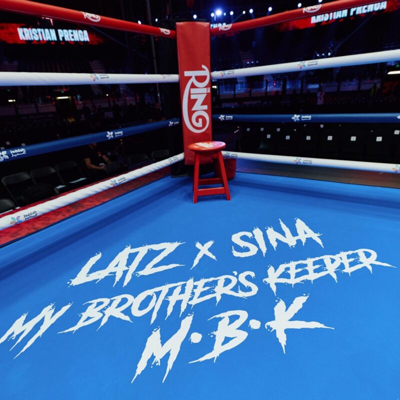 Les amis d'Anthony Joshua, Latz et Sina, sur le tablier du ring en Arabie Saoudite