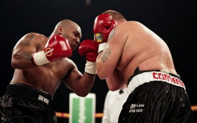 Mike Tyson a démoli le seul poids lourd à égaler le record de 49-0 de Rocky Marciano