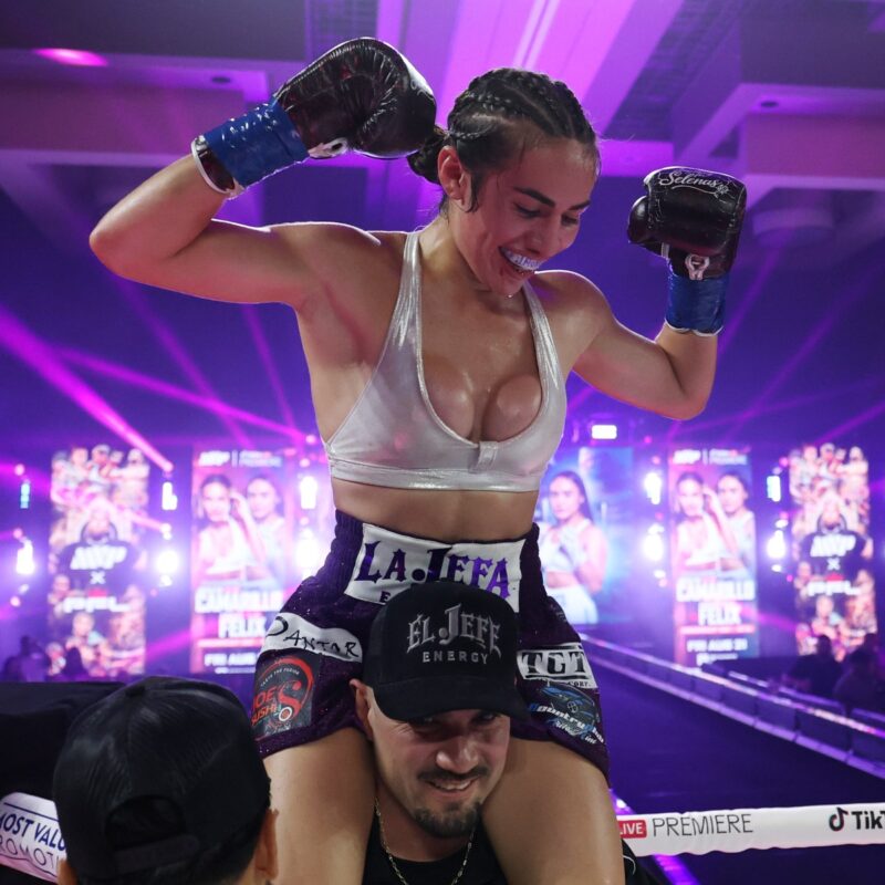 Jocelyn Camarillo célèbre sa victoire sur Ashley Felix lors de son premier combat depuis face à Isis Sio