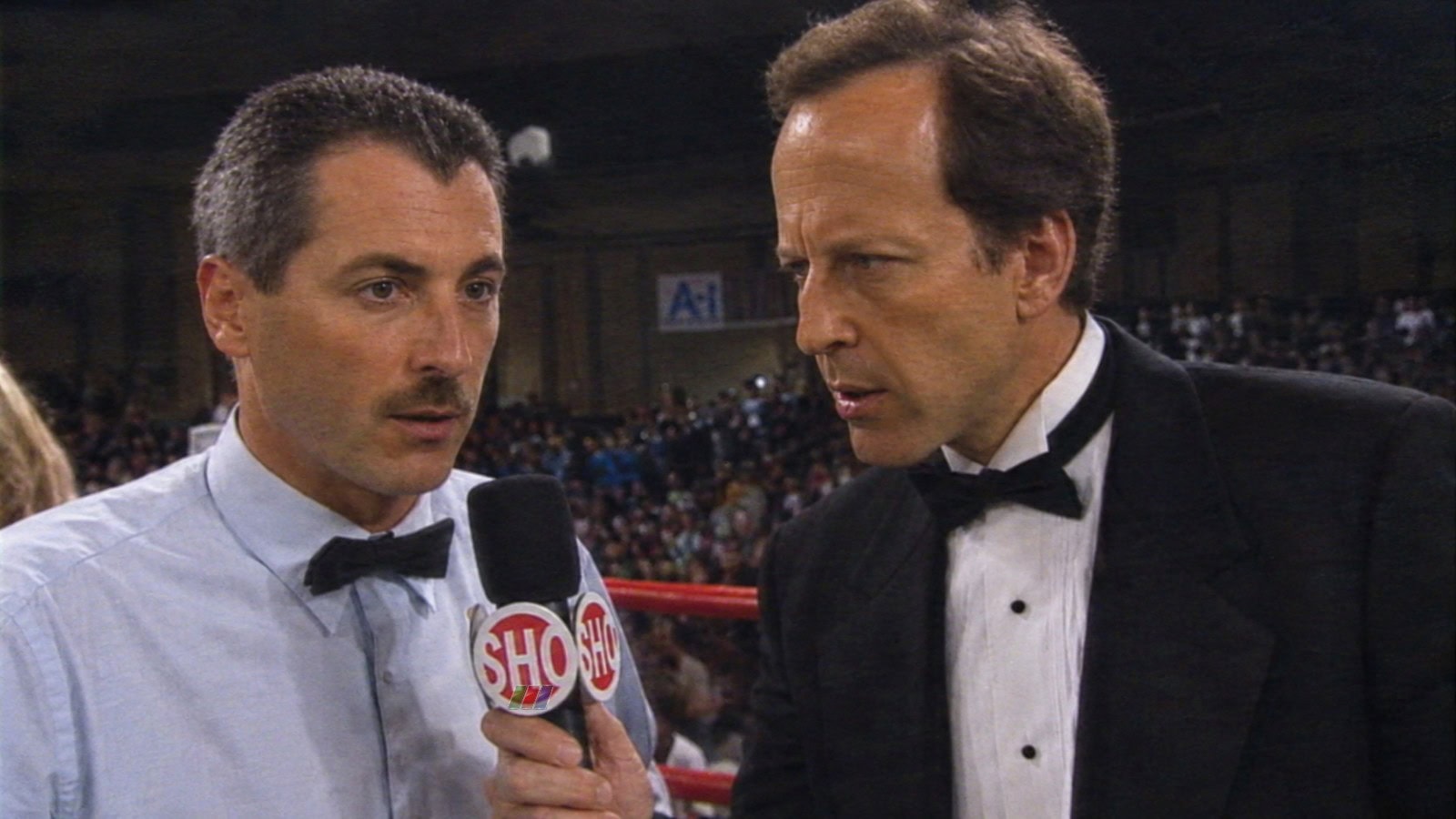 Mitch Halpern speaks to Jim Gray after disqualifying Rosendo Alvarez in his final world title fight in August 2000