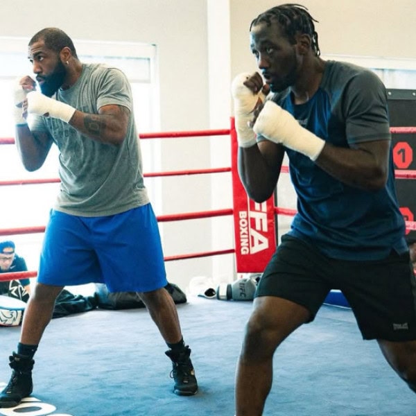 Terence Crawford s'entraîne avec son partenaire d'entraînement de longue date Steven Nelson avant un camp de combat de boxe