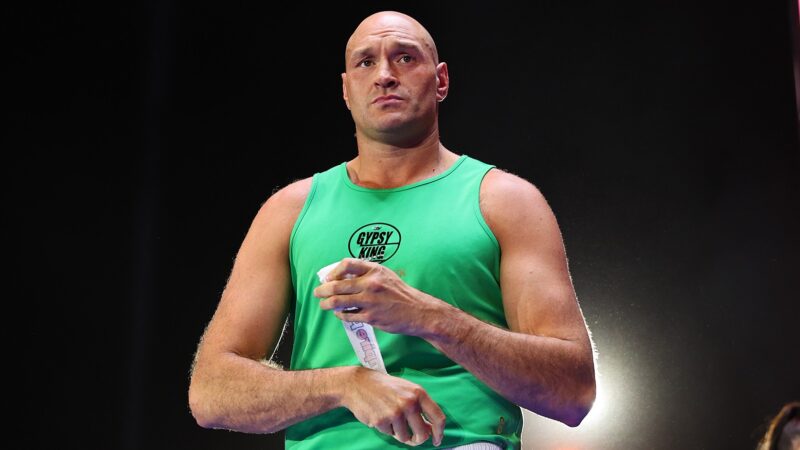 Tyson Fury se prépare sur le ring lors d'une séance d'entraînement avant son retour chez les poids lourds contre Mariusz Wach