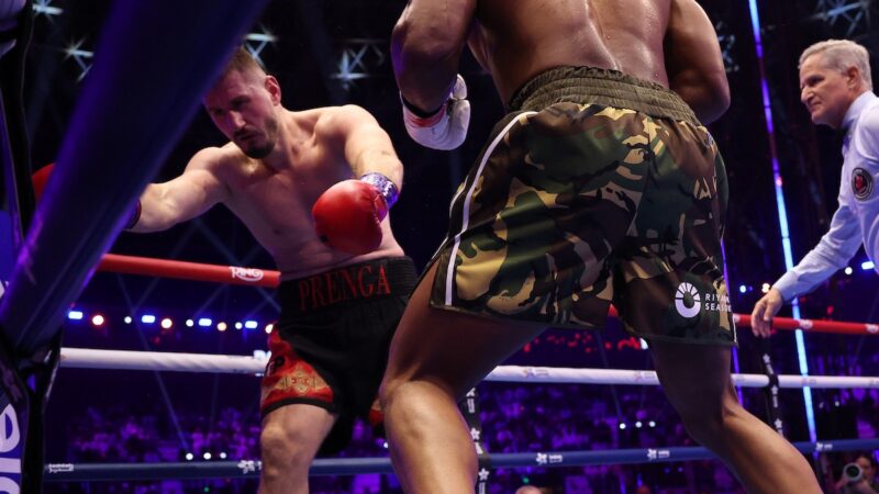 Anthony Joshua attaque Kristian Prenga après s'être remis d'un renversement au premier round lors de leur combat des poids lourds au Jeddah Superdome en Arabie Saoudite