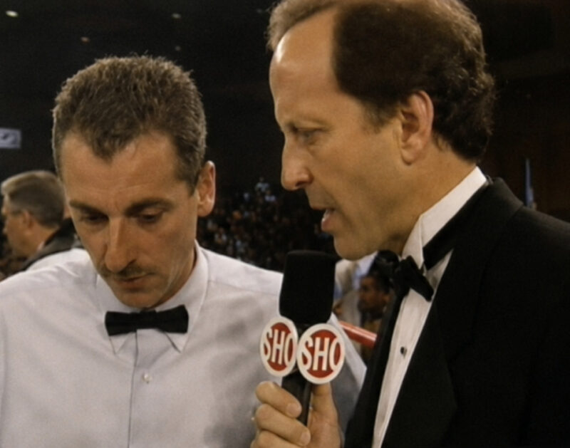 Mitch Halpern parle à Jim Gray après avoir disqualifié Rosendo Alvarez lors de son dernier combat pour le titre mondial en août 2000