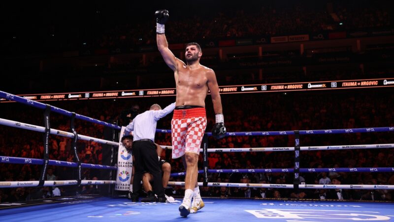 Filip Hrgovic célèbre la victoire alors que Moses Itauma reste dans son coin