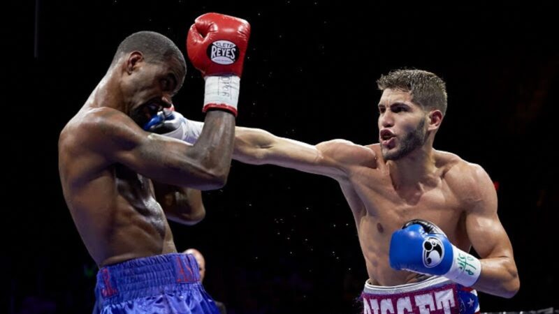 Terrel Williams et Prichard Colón échangent des coups lors de leur combat de 2015