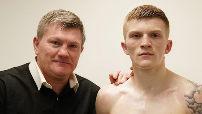 Ricky Hatton pose aux côtés de son fils Campbell Hatton dans un portrait