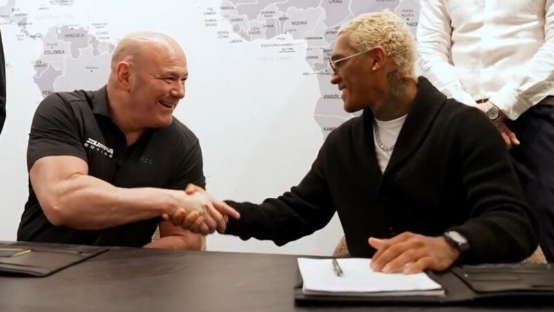 Conor Benn serre la main de Dana White à Las Vegas après avoir signé un accord Zuffa multi-combat amélioré