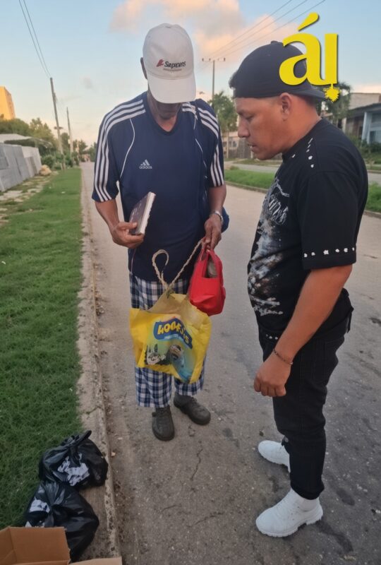 Le champion olympique cubain de boxe Félix Savón reçoit l'aide du comédien Limay Blanco suite à des images le montrant en train de chercher de la nourriture jetée
