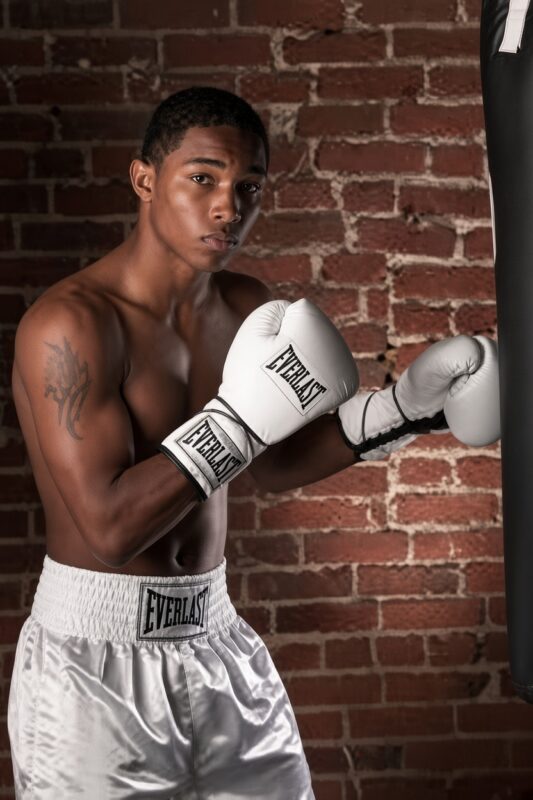 Juan de la Rosa posant avec des gants de boxe blancs et un slip comme l'un des plus jeunes participants de la saison 1 de The Contender.