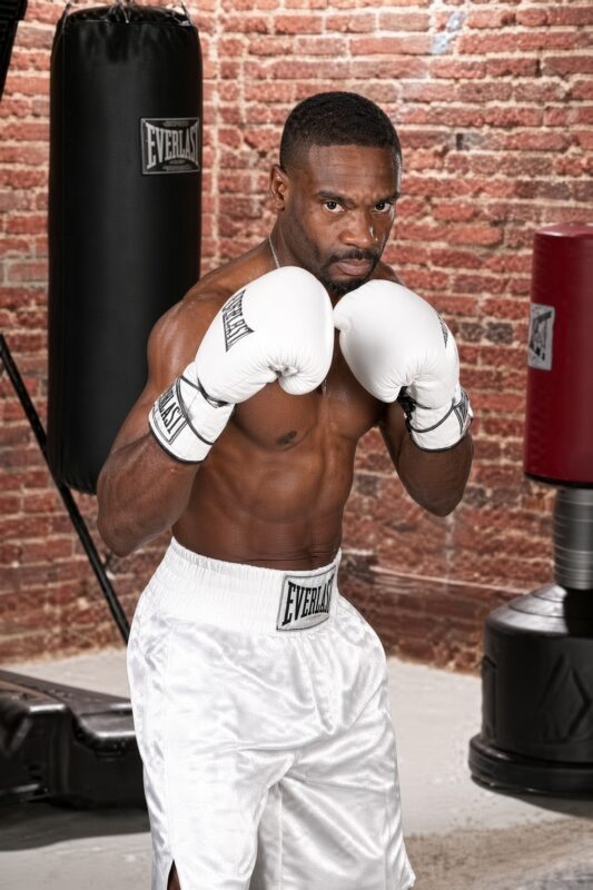 Jonathan Reid portant des gants de boxe blancs lors d'une séance photo promotionnelle pour The Contender Saison 1