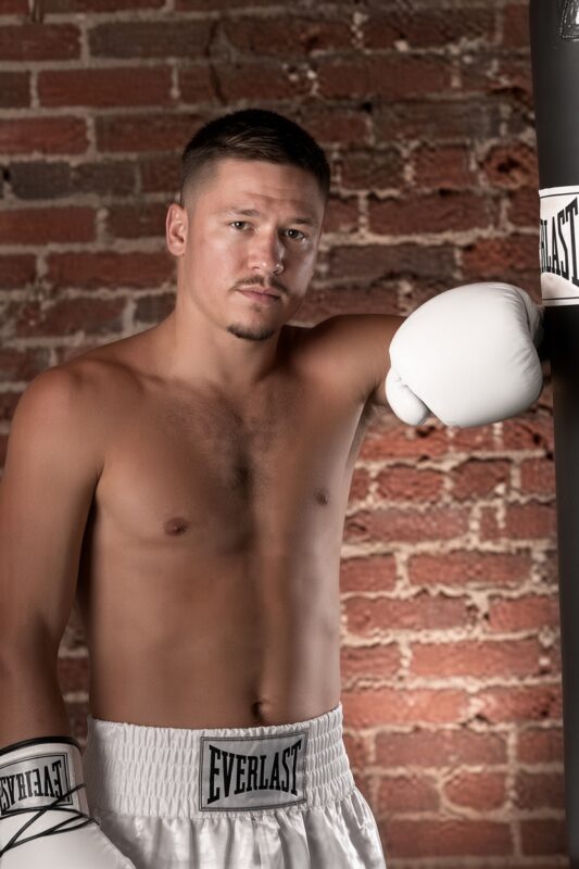 Jeff Fraza photographié avec des gants de boxe blancs lors de la séance photo promotionnelle de The Contender Saison 1 en 2005