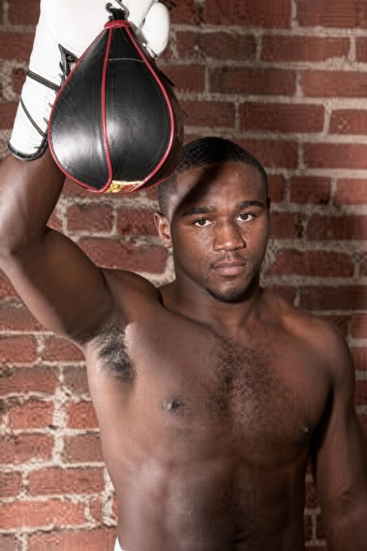 Najai Nitro Turpin posant à côté d'un speed bag lors d'une séance photo promotionnelle pour The Contender Saison 1