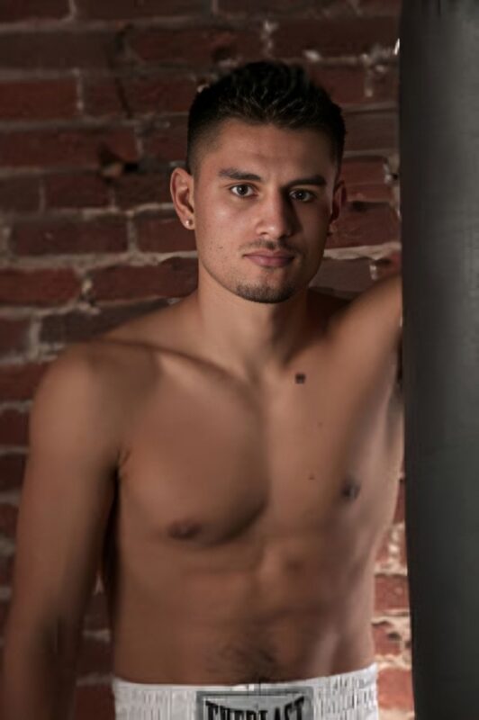 Miguel Espino, boxeur de la saison 1 de The Contender qui a ensuite défié Kelly Pavlik pour le championnat du monde des poids moyens