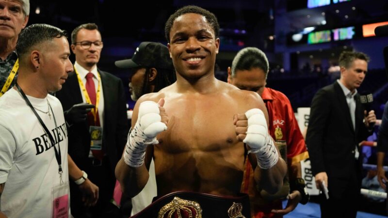 Floyd Schofield célèbre sa victoire au titre mondial des poids légers WBA après avoir battu Lucas Bahdi à Chicago