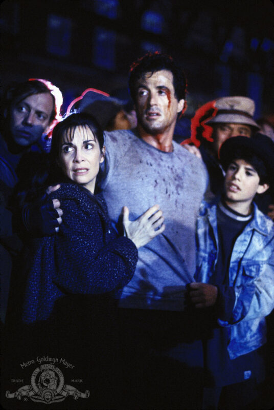 Sylvester Stallone dans le rôle de Rocky Balboa aux côtés de son fils Sage Stallone dans le rôle de Robert Balboa dans Rocky V (1990). Photo de : MGM
