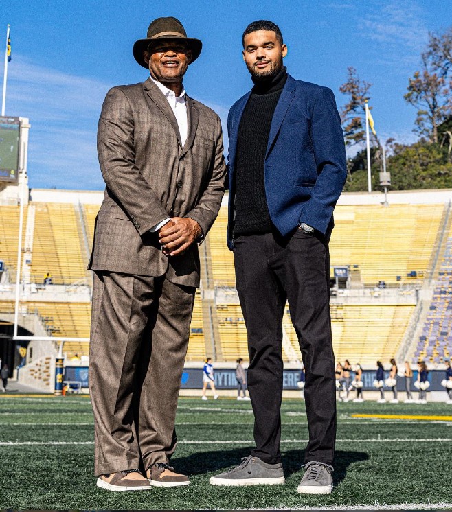 Ken Norton II se tient aux côtés de son fils Kenny Norton III sur le terrain de football